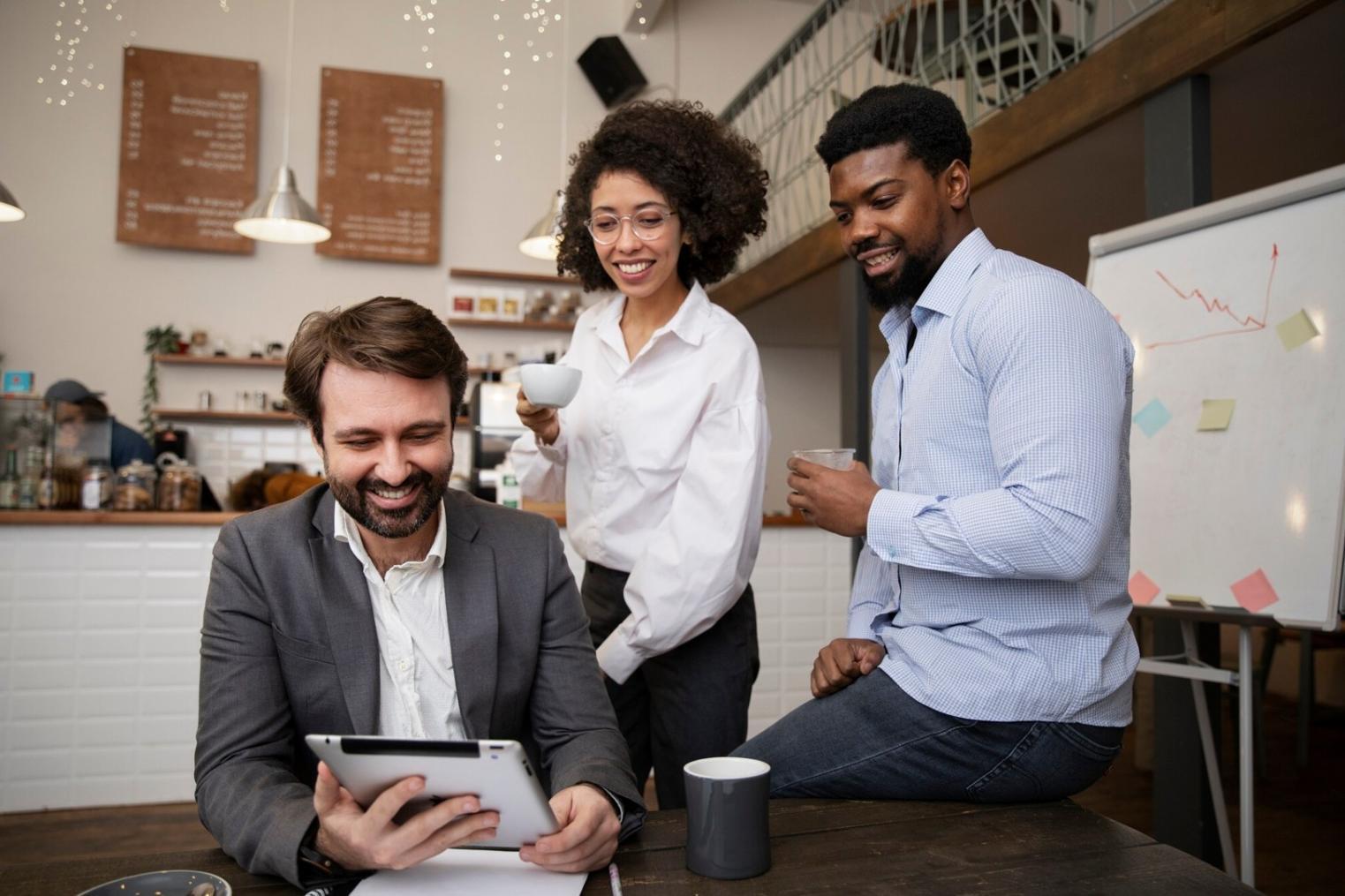 Grupo de profesionales trabajando en análisis financiero colaborativo